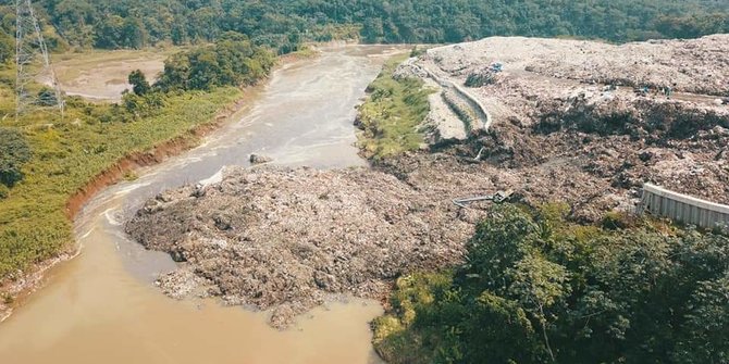 Longsoran Gunung Sampah di TPA Cipeucang Tangsel Nyaris Menutup Kali Cisadane