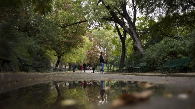 Sosok Misterius Buka Taman bagi Warga Paris yang Stres Corona
