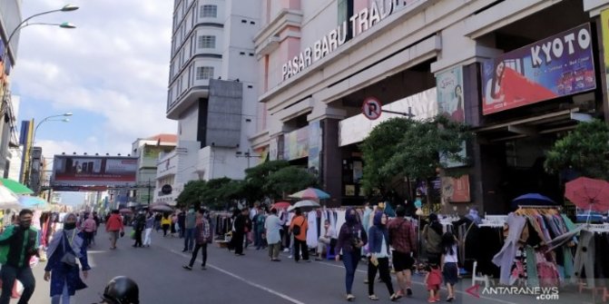 Tak Ada Pemasukan karena Corona, Pedagang Pasar Baru Gelar Lapak di Baju Jalan Otista