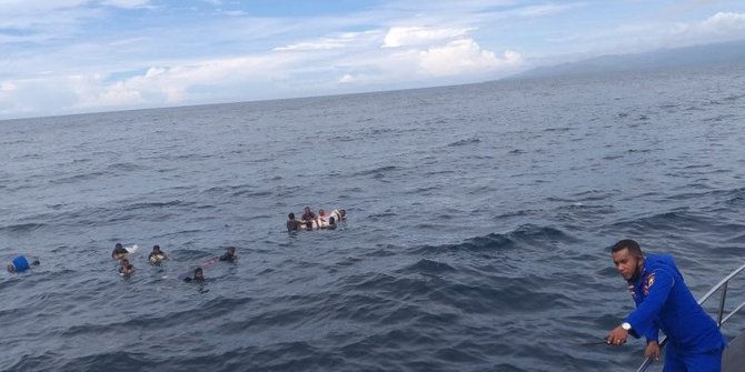KM Samena 02 Karam Dihantam Gelombang, Belasan ABK Terapung di Laut Maluku