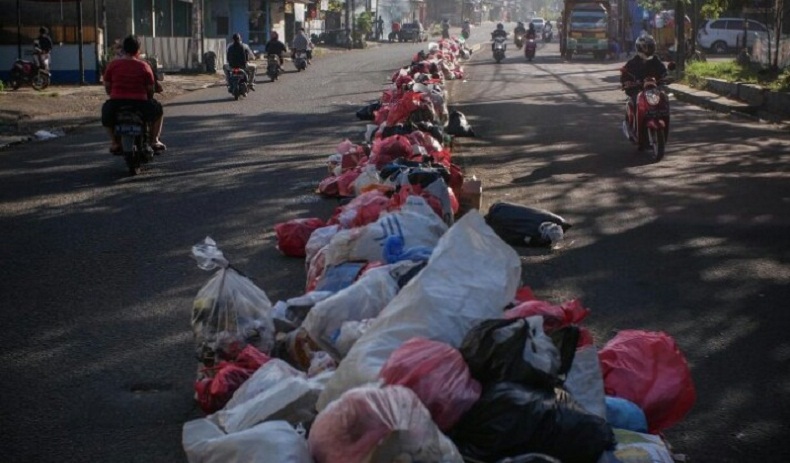 Libur Lebaran Banyak Sampah yang Tidak Terurus, Penampakan Sampah yang Menumpuk Terlihat di Pembatas Jalan Ciledug, Didominasi Limbah Rumah Tangga