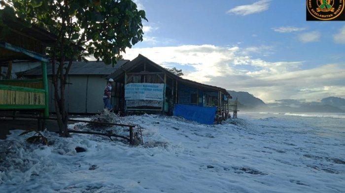 Gelombang Pasang Terjadi di Beberapa Titik Pantai di Palabuhanratu Kabupaten Sukabumi, Diantaranya di Pantai Istana Presiden