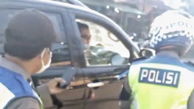 Polisi di Bandung Sewot Ditegur Tak Pakai Masker Malah Semprot Petugas PSBB