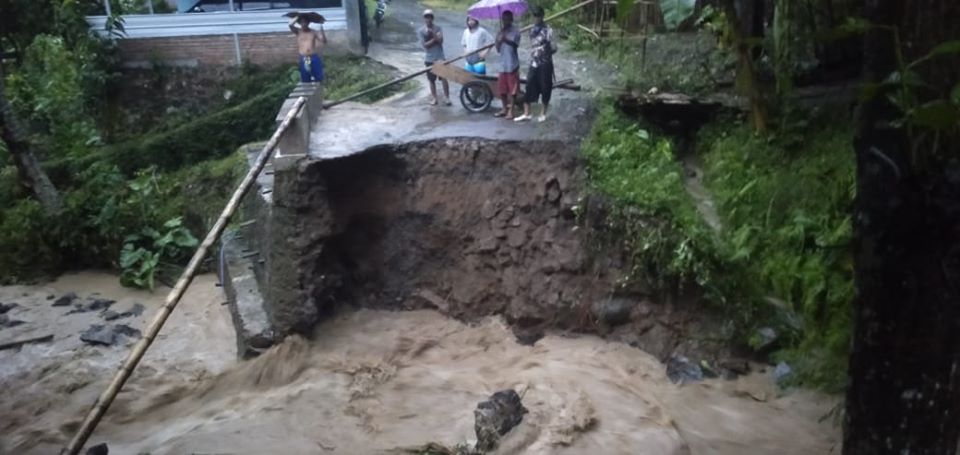 Jembatan Cijompong Desa Cipedes Diterjang Banjir