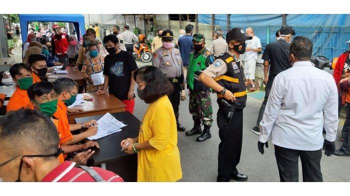 Untuk Mendapatkan Sembako Bantuan dari Provinsi Jabar, Ratusan Warga Astanaanyar Kota Bandung Rela Antre
