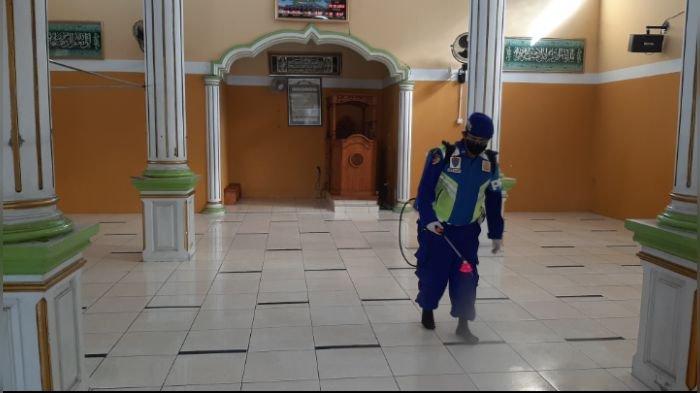 Masjid Bakal Ramai Lagi Saat New Normal, Ditpolairud Polda Jabar Bersih-bersih Masjid di Cirebon