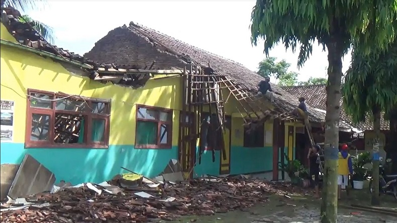 Diterpa Hujan Deras dan Angin Kencang, Bangunan Sekolah Dasar Negeri di Jember Ambruk 
