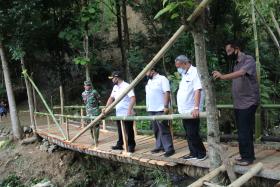 Jembatan Darurat Cijompong Desa Cipedes Ditinjau Bupati Acep
