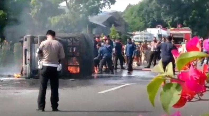 Mobil Boks  Terbalik dan Terbakar di Tol MEdan Km 18 dari Arah Belawan Menuju Gerbang Tol Bandar Selamat, Diduga Bermuatan BBM