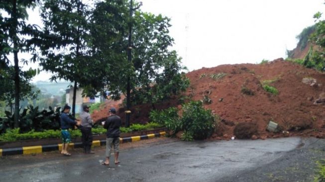 Akibat Hujan Deras yang Mengguyur Wilayah Kabupaten Semarang dan Sekitarnya, Tol Semarang-Solo KM 426 Tertimbun Tanah Longsor