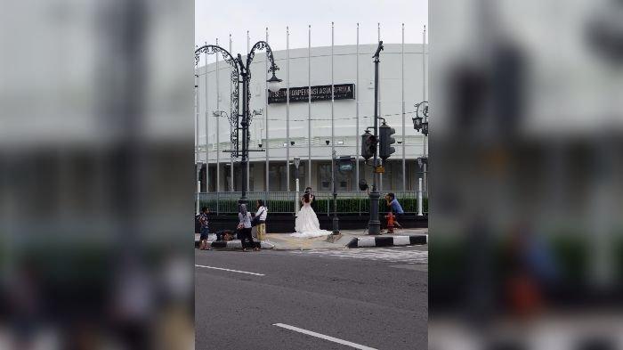 Polisi Bubarkan Pasangan yang Foto Sedang Prawedding & Warga Bersepeda di Jalan Asia Afrika Bandung