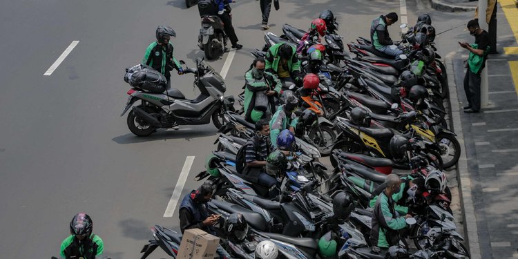 Gabungan Aksi Roda Dua (Garda) Indonesia Menuntut Pemerintah Mengizinkan Para Pengemudi Ojol Megangkut Penumpang Saat Penerapan New Normal