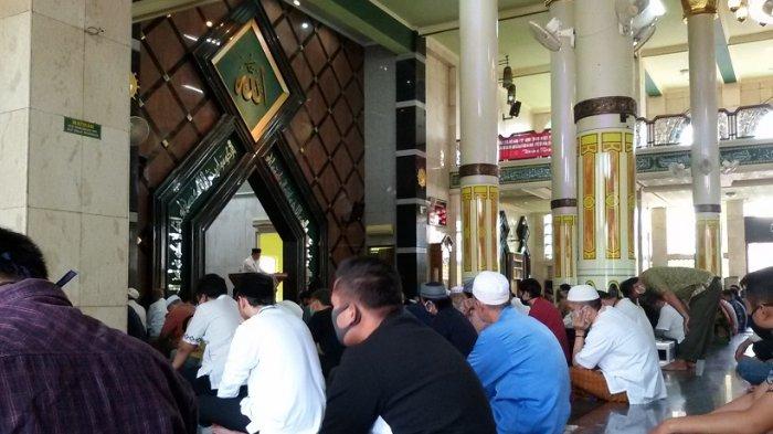 MUI Jabar : Salat Jumat Dua Gelombang Tidak Sah, Kalau di Dalam Tak Cukup Bisa di Halaman Masjid