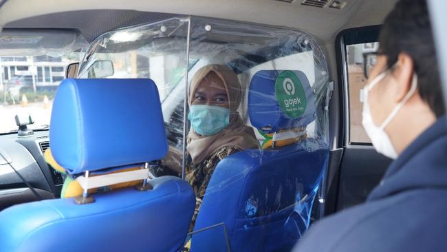 Ikuti Adaptasi Ojol, Taksi Online Gunakan Sekat Plastik