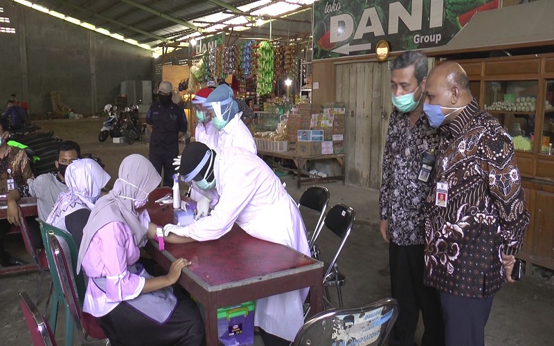 Pemkab Kendal Menyasar Pedagang dan Pembeli di Pasar Pagi Kaliwingu Untuk Rapid Test Virus Corona