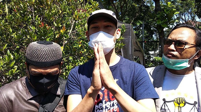 Ferdian Paleka Youtuber Asal Bandung yang Membuat Konten Prank Memberikan Sembako Isi Sampah Keada Waria Bebas, 'Kasusnya Sudah Selesai'
