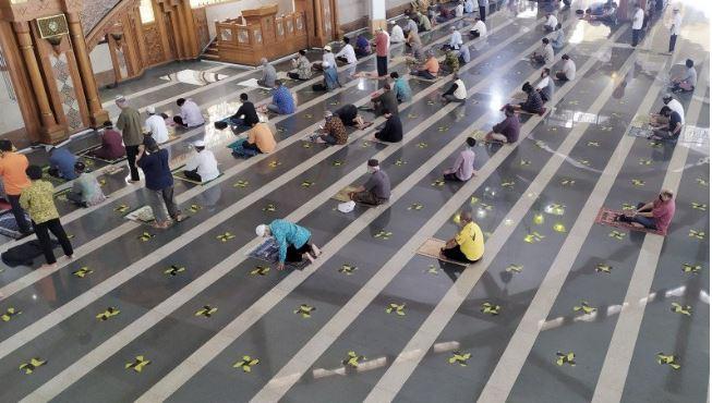 Untuk Mencegah Penularan Virus Corona, Masjid Pusdai Bandung Batasi Jemaah Salat Jumat