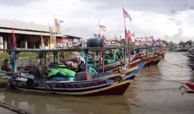 Cuaca Buruk yang Melanda Laut Jawa Mengakibatkan Gelombang Tinggi, Nelayan Indramayu Tak Melaut karena Takut