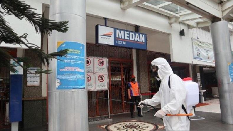 Satuan Brimob Polda Sumut Melakukan Penyemprotan Disinfejtan Skala Besar di Berbagai Titik di Kota Medan, 