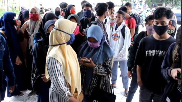 Antrean Ratusan Warga Membludak Saat Mengurus Kartu Kuning di Dinas Tenaga Kerja Kota Cirebon, Abaikan Protokol Kesehatan Covid-19