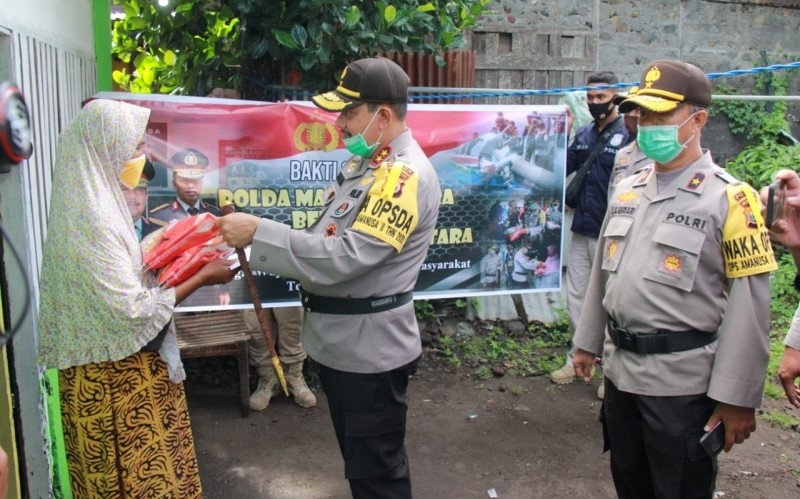 Polda Maluku Utara Menyalurkan Bantuan Beras Kepada Masyarakat yang Membutuhkan di Tengah Pandemi Virus Corona