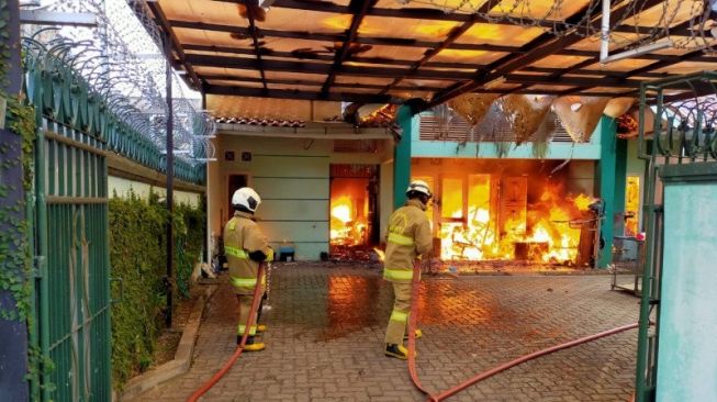 Lupa Matikan Kompor, Rumah di Kramat Jati Jakarta Timur Kebakaran, Sebanyak 11 Unit Mobil Pemadam Kebakaran Dikerahkan Untuk Memadamkan Api