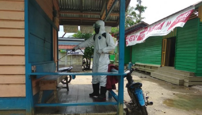 Untuk Mencegah Penyebaran Virus Corona, Personel Brimob Polda Maluku Sterilisasi Rumah Warga