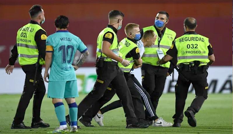 Berhasil Kelabuhi Tim Keamanan yang Berjaga di Estadio Iberostar, Seorang Fans Sepakbola ini Nekat Masuk Lapangan dan Nyaris Peluk Lionel Messi