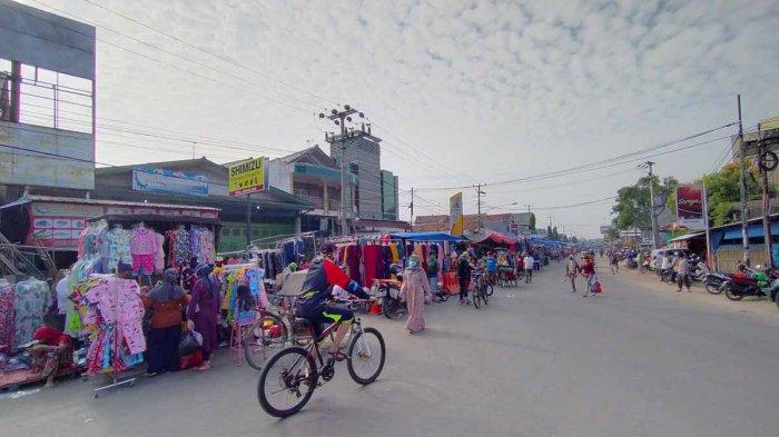 Pasar Tumpah di Desa/Kecamatan Jatibarang Kabupaten Indramayu Mulai Beroperasi Kembali, Pedagang dan Pembeli Harus Pakai Masker