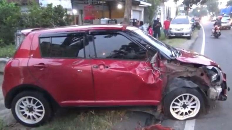 Sebuah Mobil Jenis Citycar dan Truk Mengalami Kecelakaan di Jalan Raya Kabupaten Jombang, 4 Orang Luka-Luka