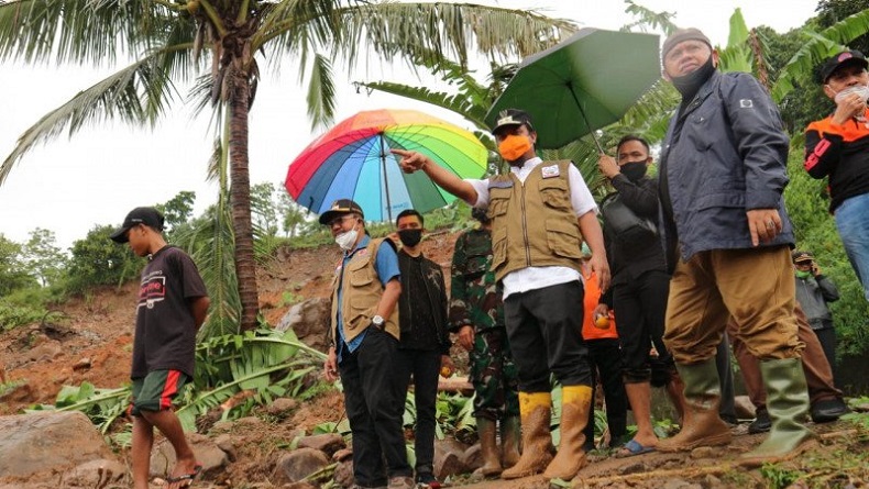 Wagub Sulsel Kirimkan Bantuan untuk Warga yag Terdampak Banjir dan Longsor di Kabupaten Bantaeng dan Kabupaten Jeneponto 