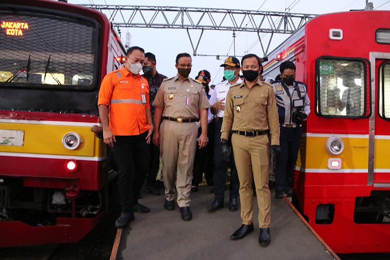 Gubernur DKI Jakarta Meninjau Operasional Bus Sekolah Gratis Untuk Mengangkut Penumpang yang Ada di Stasiun Bogor, Anies Minta Warga Taati Protokol Kesehatan