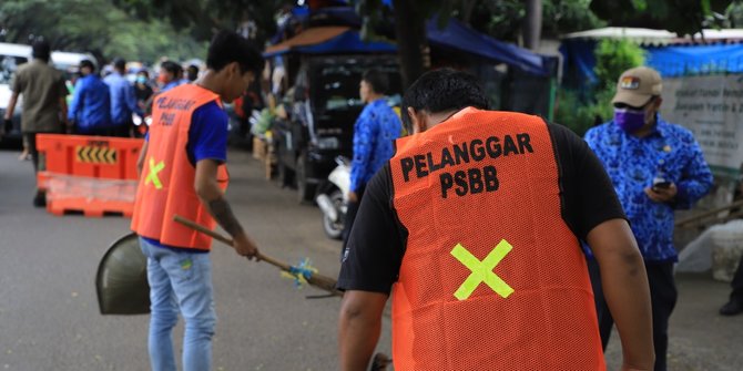 Satpol PP Kota Tangsel Memberikan Sanksi Sosial Terhadap 12 Orang Pelanggar PSBB, Tak Jarak di Kafe