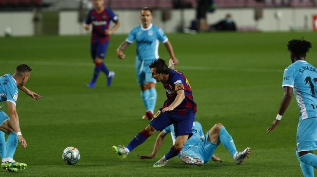 Viral Bek Leganes Peluk Messi hingga Jatuh Terseret