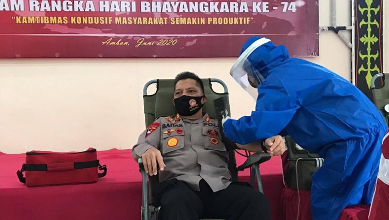 Dalam Rangka Hari Raya Bhayangkara Ke - 74, Personel Polda Maluku Melakukan Aksi Donor Darah