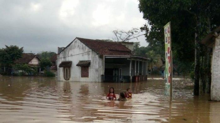 Hujan Deras Semalaman, Banjir Kembali Terjang Tiga Kampung di Sukaresik, Kabupaten Tasikmalaya