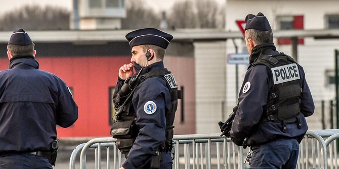 Prancis Batal Larang Polisi Cekik Tersangka Dalam Proses Penangkapan