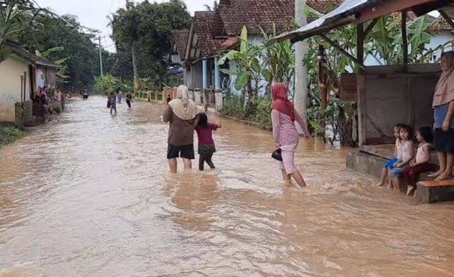Hujan Deras Mengguyur Kabupaten Tasikmalaya, Sungai Cikidang Meluap, 5 Kampung di Tasikmalaya Terendam Banjir