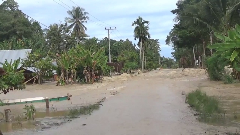 Akses Jalan Penghubung di Kecamatan Lamasi Timur Kabupaten Luwu Terendam Banjir Bandang, 4 Rumah Hanyut dan Akses Jalan Putus