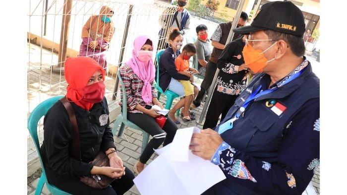 Plt Bupati Indramayu Memantau Langsung Penyaluran Bansos Kepada Masyarakat yang Terdampak Virus Corona, Mencegah Pungli