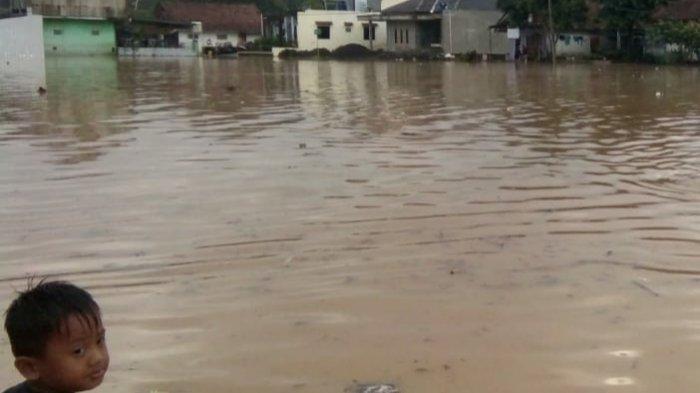 Hujan Deras Bikin Banjir Naik Lagi di Sukaresik Kabupaten Tasikmalaya