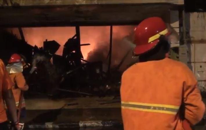 Toko dan Gudang Baju di Jalan Letkol Sumarjo Kota Mojokerto Terbakar, 6 Mobil Dinas Damkar Dikerahkan Untuk memadamkan Api