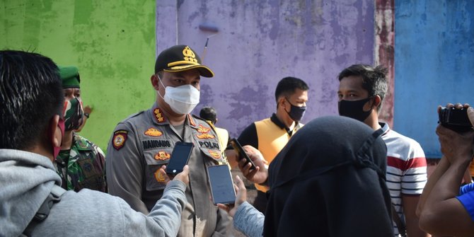Menyambut HUT Bhayangkara Ke -74, Polisi di Pekanbaru Menggelar Baksos di Kampung 