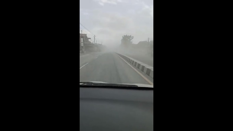 Erupsi Gunung Merapi, Jalan Raya Magelang Tertutup Hujan Abu