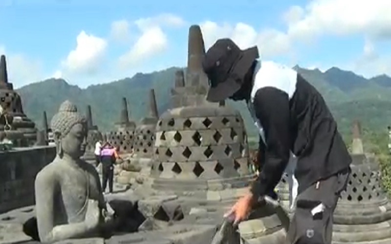 Abu Vulkanik Masih Menutupi Sejumlah Bangunan Candi Borobudur, Langsung Dibersihkan