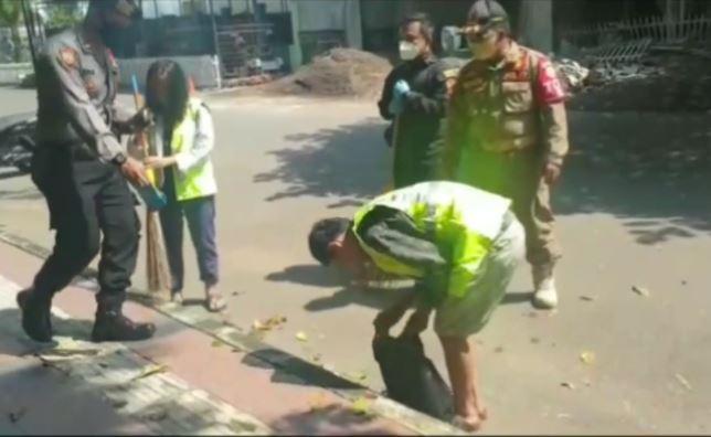 Sejumlah Warga Kota Tasikmalaya yang Tidak Memakai Masker Dihukum Menyapu Jalan dan Fasilitas Umum