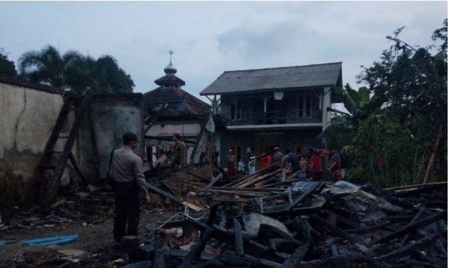 Pesantren dan Asrama yang Ditempati Hangus Terbakar, Ratusan Santri di Cianjur Mengungsi