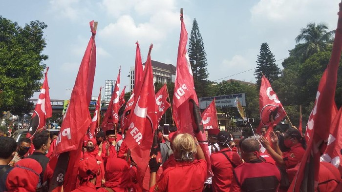 DPC PDIP Demo Polres Depok, Minta Pembakar Bendera Banteng Diusut