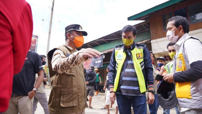 Wagub Sulsel Mengunjungi Lokasi - Lokasi di Palopo, Sambil Bawa Sembako Untuk Korban Bencana Longsor