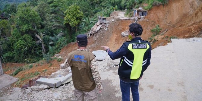 Bencana Longsor Memutus Jalan Trans Sulawesi Poros Palopo-Toraja Utara, 9 Rumah Warga Amblas